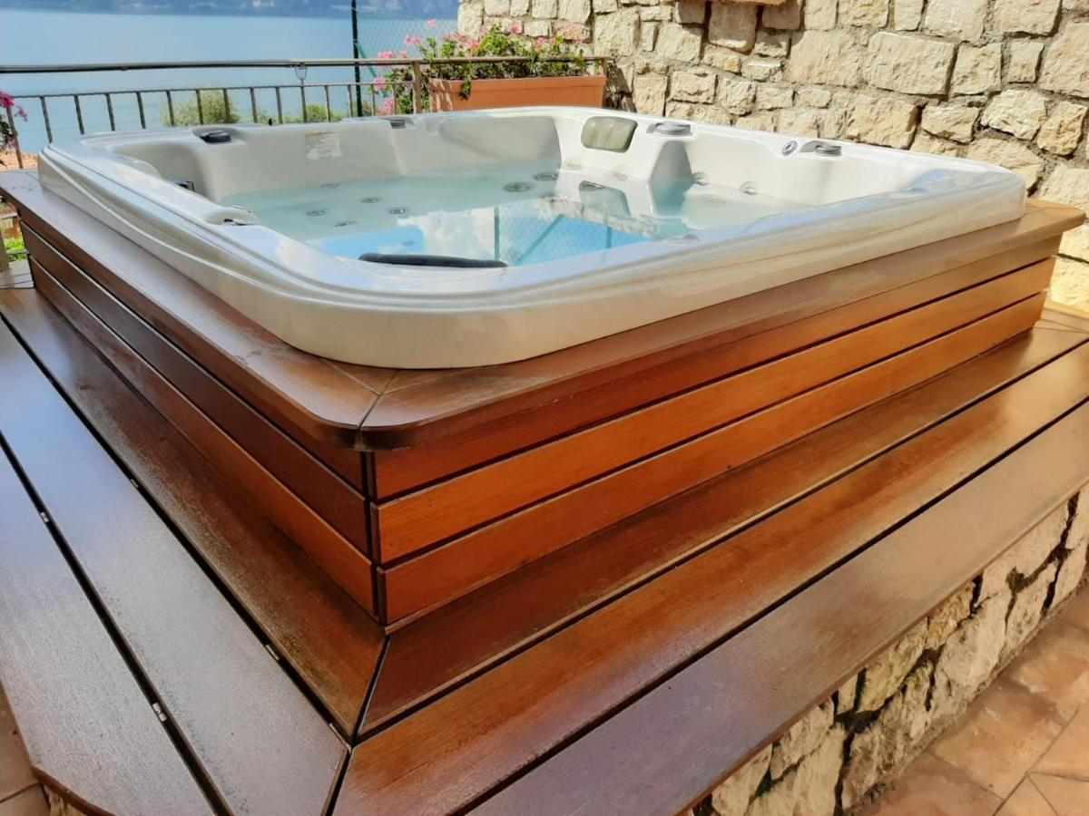 Appartamento Deluxe con Idromassaggio: Panorama sul Lago di Garda Brenzone sul Garda Exterior photo
