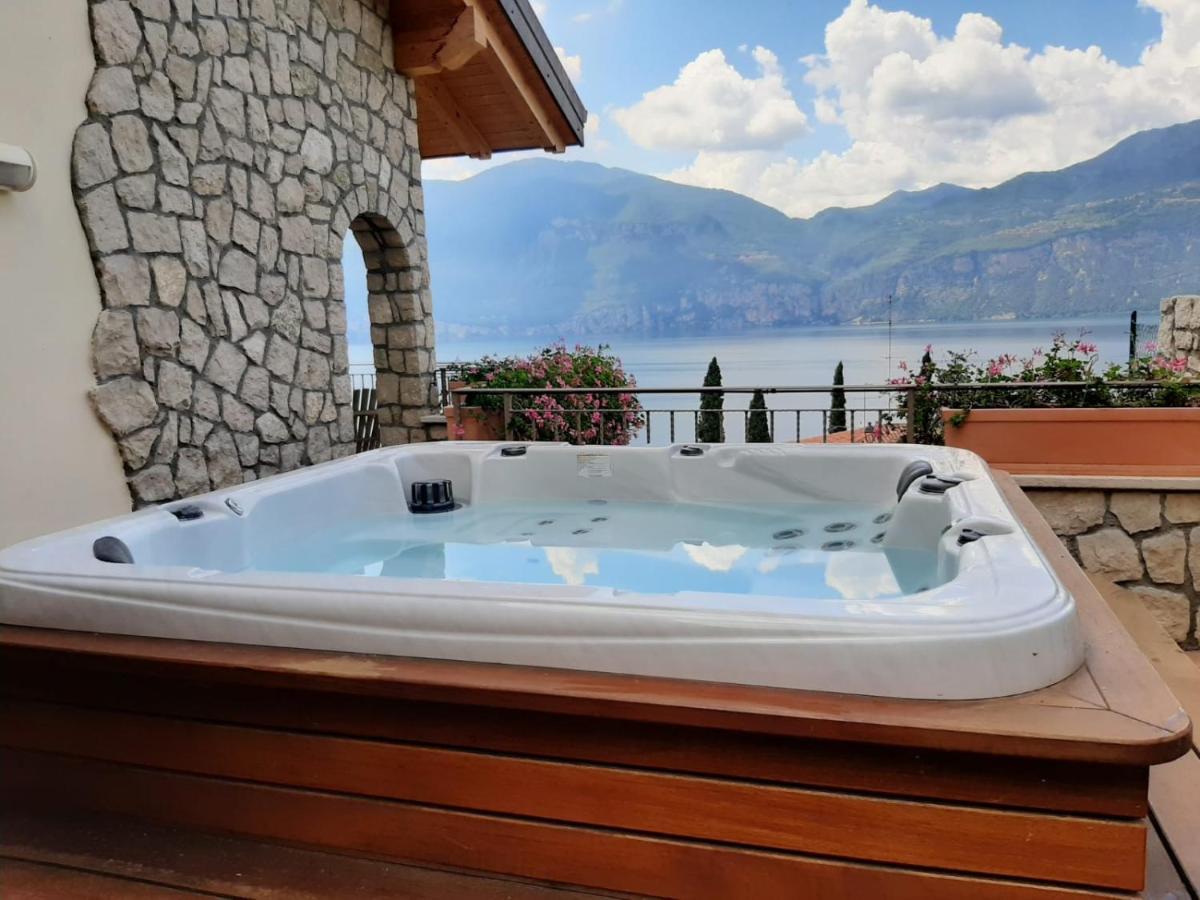 Appartamento Deluxe con Idromassaggio: Panorama sul Lago di Garda Brenzone sul Garda Exterior photo