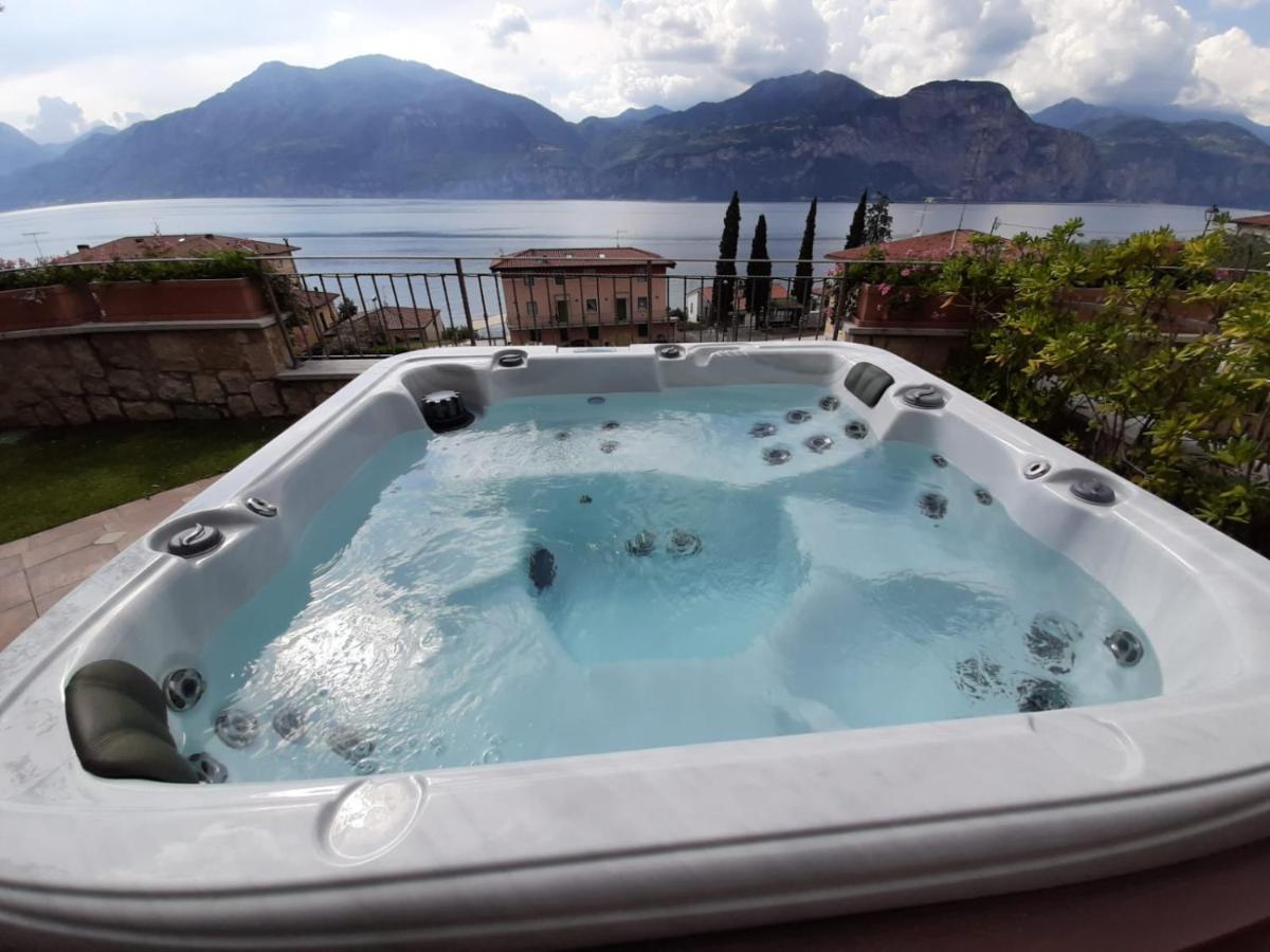 Appartamento Deluxe con Idromassaggio: Panorama sul Lago di Garda Brenzone sul Garda Exterior photo