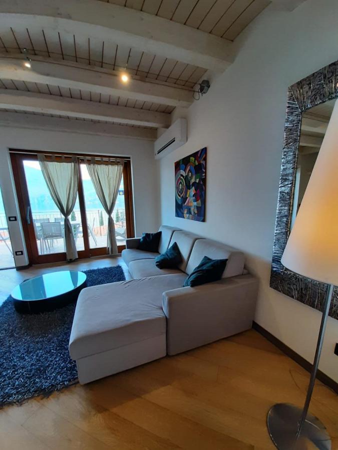 Appartamento Deluxe con Idromassaggio: Panorama sul Lago di Garda Brenzone sul Garda Exterior photo
