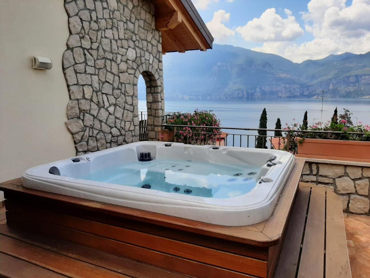 Appartamento Deluxe con Idromassaggio: Panorama sul Lago di Garda Brenzone sul Garda Exterior photo