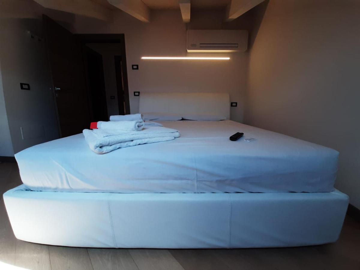 Appartamento Deluxe con Idromassaggio: Panorama sul Lago di Garda Brenzone sul Garda Exterior photo