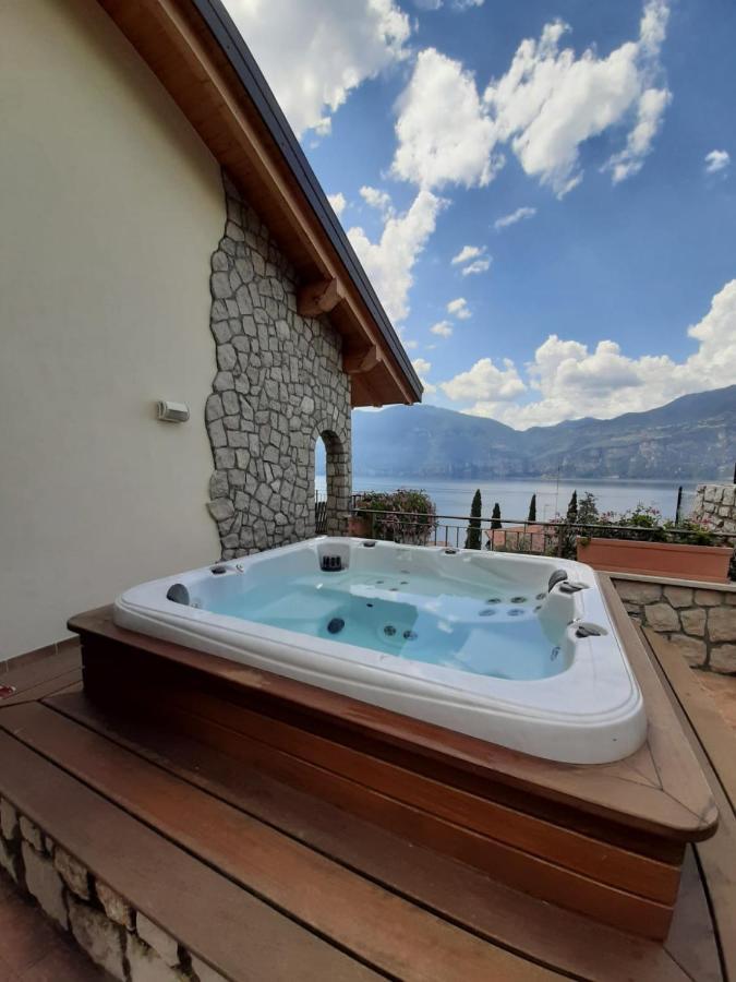 Appartamento Deluxe con Idromassaggio: Panorama sul Lago di Garda Brenzone sul Garda Exterior photo