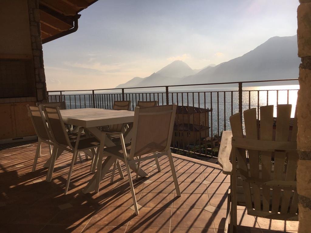 Appartamento Deluxe con Idromassaggio: Panorama sul Lago di Garda Brenzone sul Garda Exterior photo