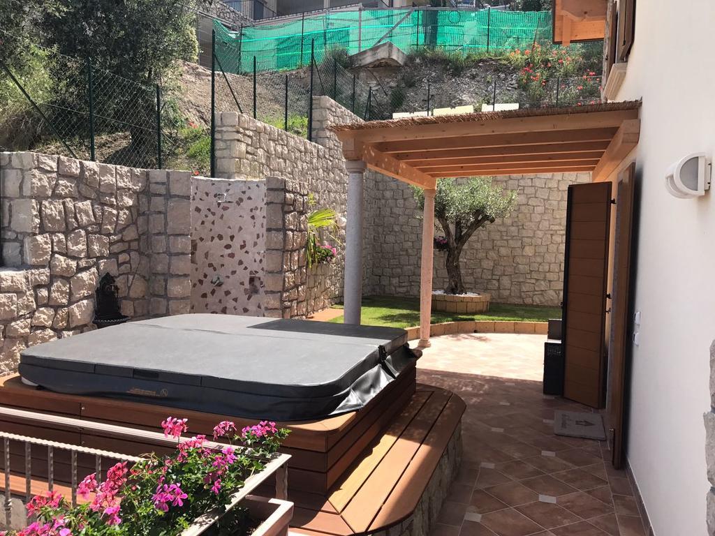 Appartamento Deluxe con Idromassaggio: Panorama sul Lago di Garda Brenzone sul Garda Exterior photo