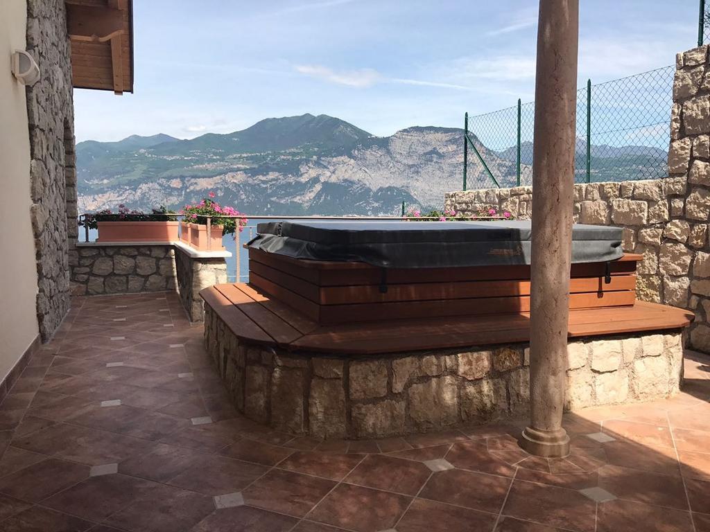 Appartamento Deluxe con Idromassaggio: Panorama sul Lago di Garda Brenzone sul Garda Exterior photo
